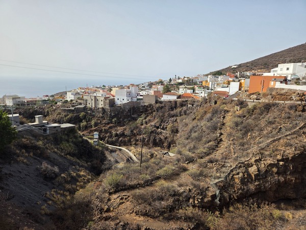 Vista del barranco y las viviendas en terrazas que dan acceso a Barranco Hondo camino de la costa.
