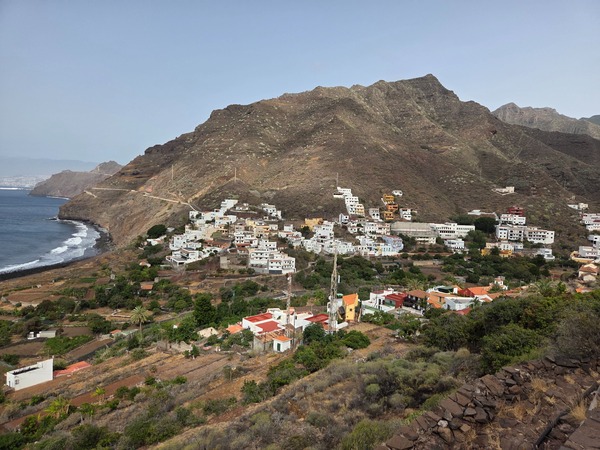 Vista panorámica de Igueste de San Andrés con el caserío escalonado entre las laderas volcánicas.