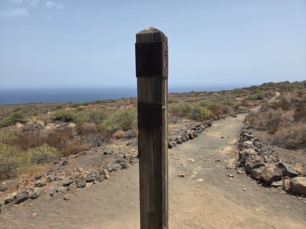Poste de madera marcando una intersección de senderos en el Malpaís de Güímar.