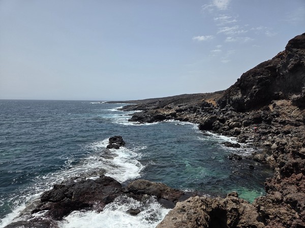 Rompientes y plataformas de lava frente a los acantilados del Malpaís de Güímar.