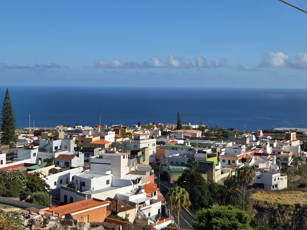 Casas y calles de Tejina descendiendo hacia el océano Atlántico.