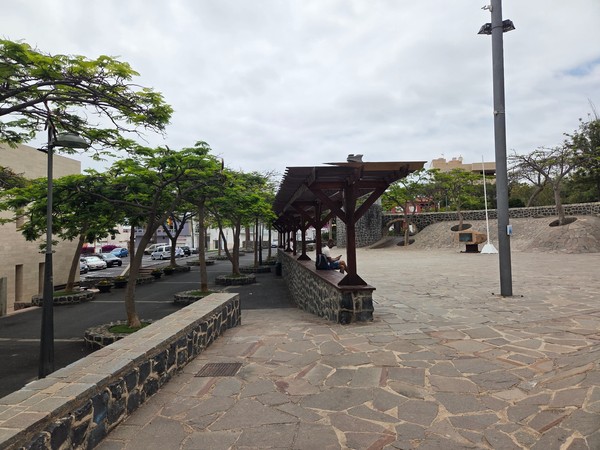Zona de descanso con pérgolas en el Parque Central de Adeje.
