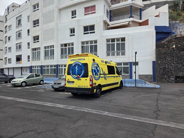 Ambulancia de servicios de emergencia estacionada en la zona de aparcamiento de Bajamar.