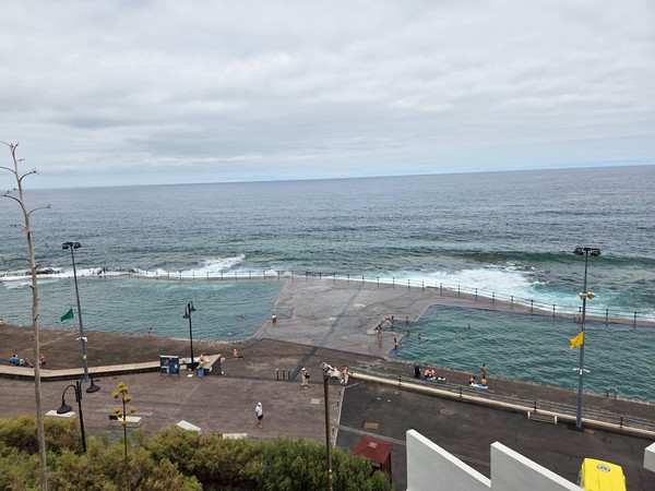 Vista superior de las piscinas naturales de Bajamar con el Atlántico al fondo y el dique protector.