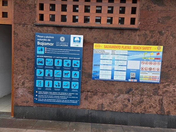 Carteles de normas de uso y seguridad de las playas y piscinas naturales de Bajamar con información Blue Flag.