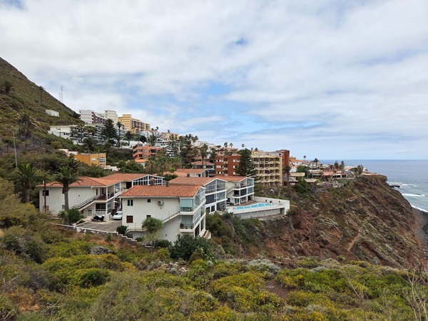 Vista de acantilados y urbanización sobre la costa de Bajamar con el océano al fondo.