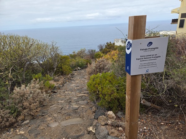 Cartel de Paisaje Protegido Costa de Acentejo indicando la entrada a un espacio natural protegido.