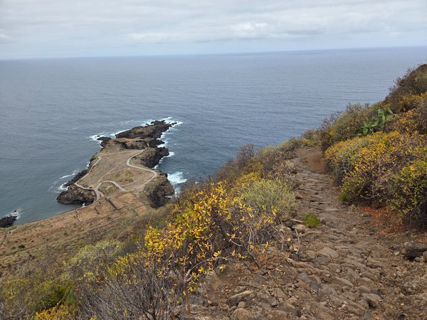 Sendero de descenso con el mar al fondo y la península de El Puertito claramente visible.