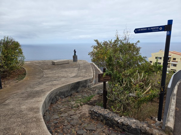 Plataforma peatonal del Mirador de Las Breñas con bancos y barandillas en El Sauzal.