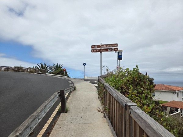 Poste direccional azul con el texto Las Breñas – El Puertito Footpath en el inicio de la ruta.