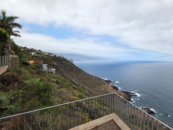 Amplia panorámica desde el Mirador de Las Breñas con los acantilados y el litoral del norte de Tenerife.