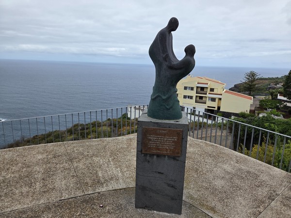 Escultura conmemorativa en el mirador dedicada a la labor humanitaria de los vecinos de El Sauzal.