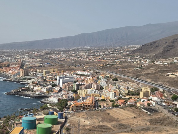 Vista aérea de Candelaria y Las Caletillas con la TF-1 bordeando la costa del sureste de Tenerife.