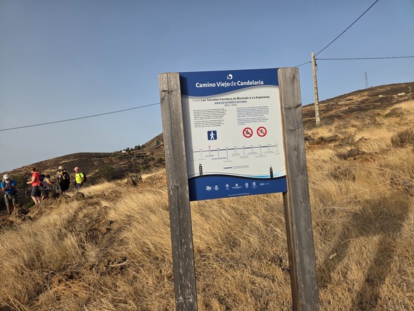 Panel interpretativo del Camino Viejo de Candelaria con normas, perfil del recorrido y puntos de interés.
