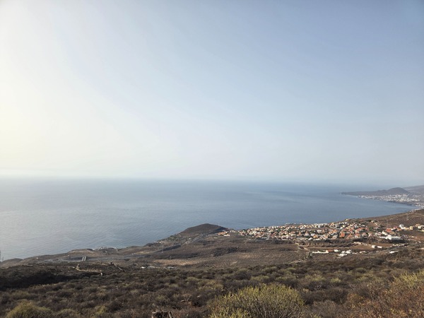 Amplia vista del océano Atlántico y la costa de Candelaria desde las cumbres de El Rosario.