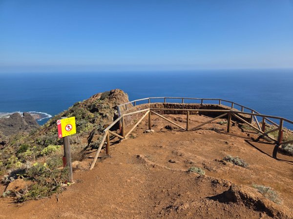 Plataforma mirador de Aguaide protegida por barandillas de madera sobre los acantilados.