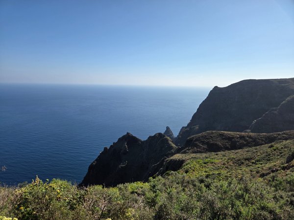 Acantilados y océano Atlántico vistos desde el mirador de Aguaide en Anaga.