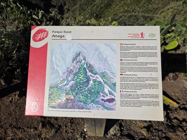 Cartel interpretativo sobre el Roque de los Pinos dentro del Parque Rural de Anaga.