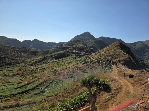 Vista panorámica de Chinamada con sus bancales de cultivo escalonados y montañas del macizo de Anaga al fondo.