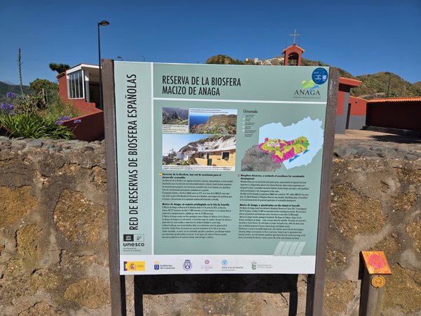 Panel informativo de la Reserva de la Biosfera Macizo de Anaga junto a la ermita de Chinamada.