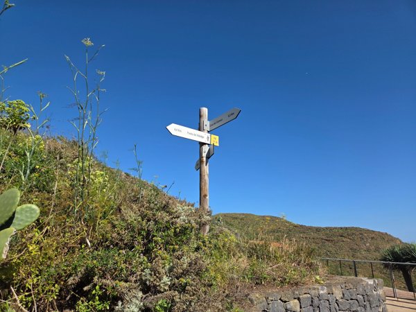 Poste direccional indicando Punta del Hidalgo y Cruz del Carmen en el inicio del sendero PR-TF-10.