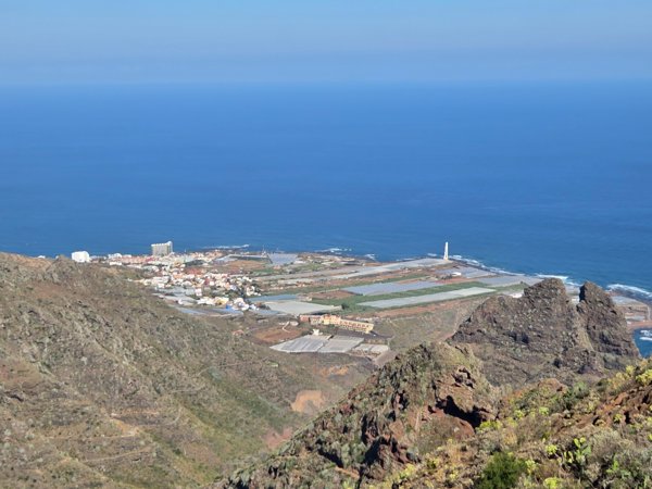 Punta del Hidalgo, su faro y cultivos costeros observados desde el mirador de Aguaide.