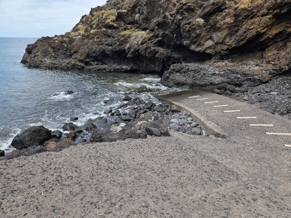 Rampa de bajada al mar entre rocas volcánicas en la Costa de Acentejo.