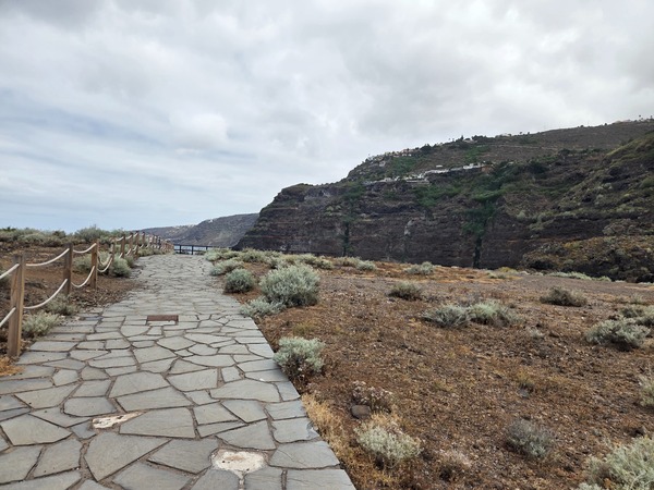 Sendero empedrado con barandilla de cuerdas en el litoral de la Costa de Acentejo.