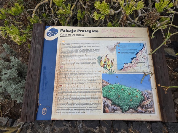 Cartel de 'Paisaje Protegido – Costa de Acentejo' con mapa y normativa de conservación.