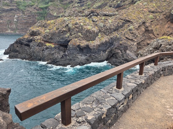 Mirador con barandilla de madera sobre un acantilado marino en la Costa de Acentejo.