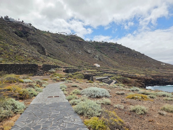 Laderas en terrazas y una casa aislada frente al Atlántico en la Costa de Acentejo.