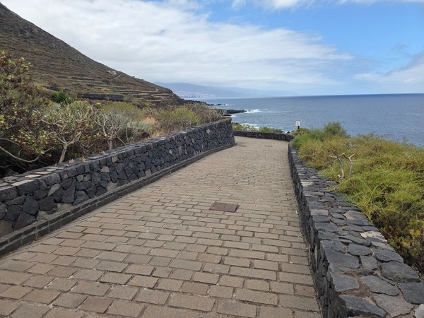 Camino costero sobre los acantilados con el océano Atlántico al fondo.