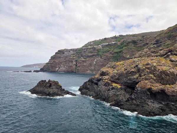 Panorámica de acantilados y roques sobre el océano en la Costa de Acentejo, Tenerife.