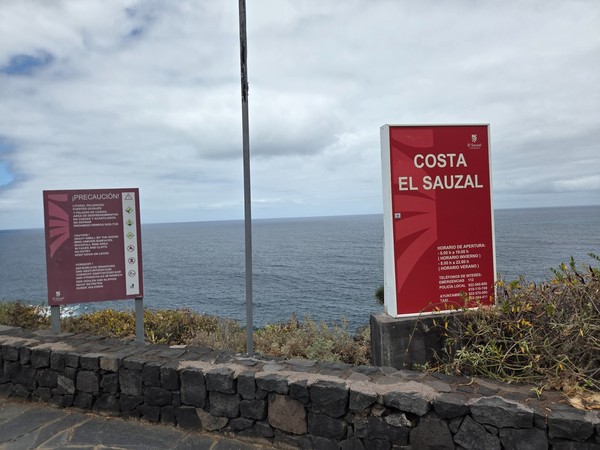 Paneles informativos de la Costa El Sauzal con normas de seguridad y horarios.