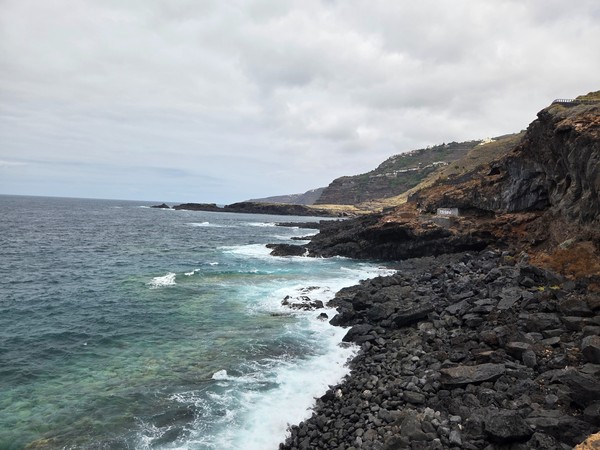 Rompientes sobre las lavas negras y aguas turquesas en la costa de El Sauzal.