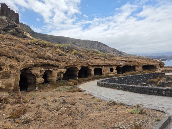 Fila de cavidades en la toba volcánica formadas por la erosión marina.