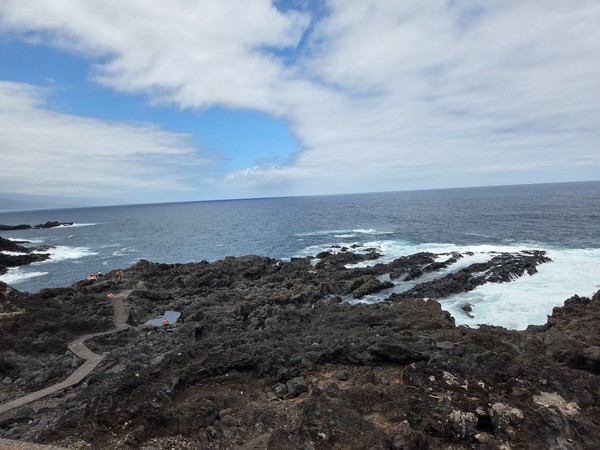 Planos rocosos junto al mar que actúan como solárium natural.