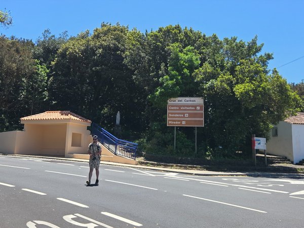Señal de tráfico con indicaciones hacia el Centro de Visitantes y mirador de Cruz del Carmen