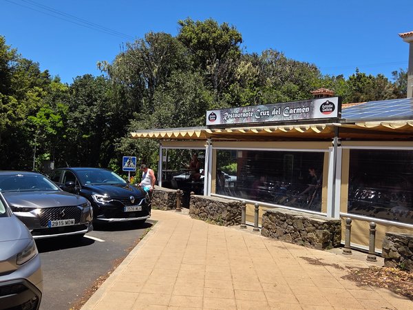 Fachada del Restaurante Cruz del Carmen con su terraza y aparcamiento