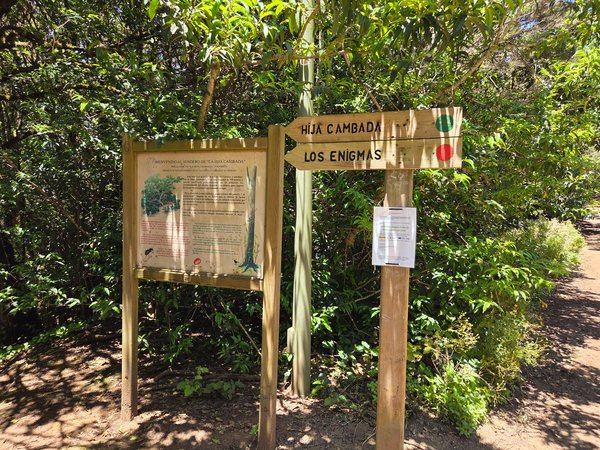 Cartel explicativo y bifurcación de los senderos Hija Cambada y Los Enigmas