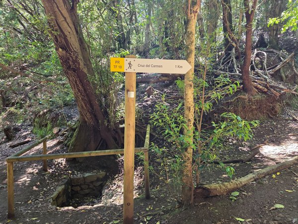 Poste direccional indicando 1 km hasta Cruz del Carmen en la ruta PR-TF 10
