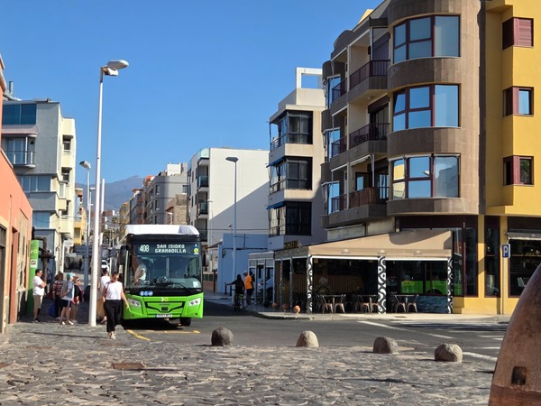 Autobús TITSA 408 San Isidro–Granadilla circulando por el centro de El Médano.