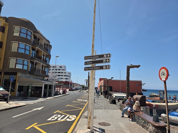 Señalética turística indicando Oficina de Turismo, Hotel Médano y Playa de El Médano.