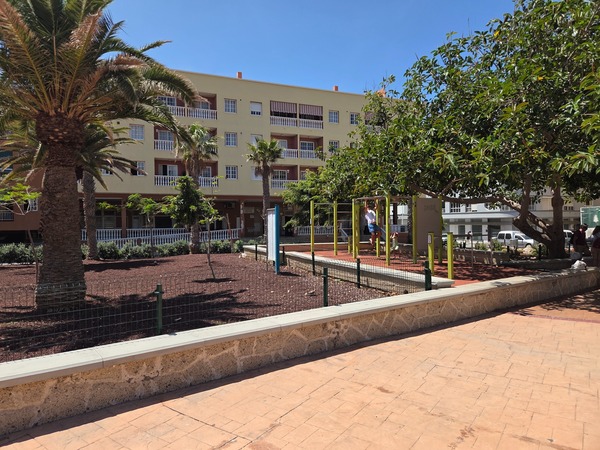 Parque arbolado y zona de ejercicio al aire libre en el área residencial de El Médano.