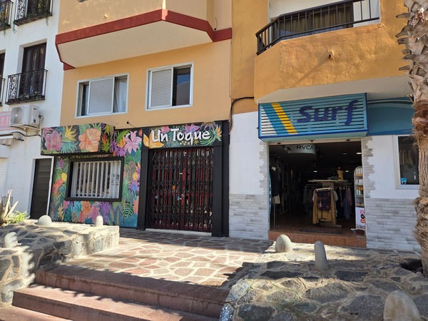 Fachada colorida junto a una tienda de surf en el casco de El Médano.