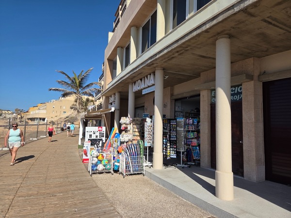 Pequeño bazar de playa y souvenirs en el paseo peatonal de El Médano.