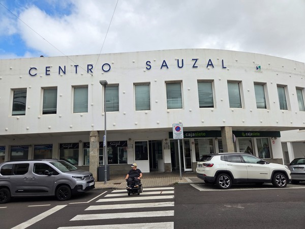 Edificio del Centro Sauzal con servicios y oficinas en la avenida principal.