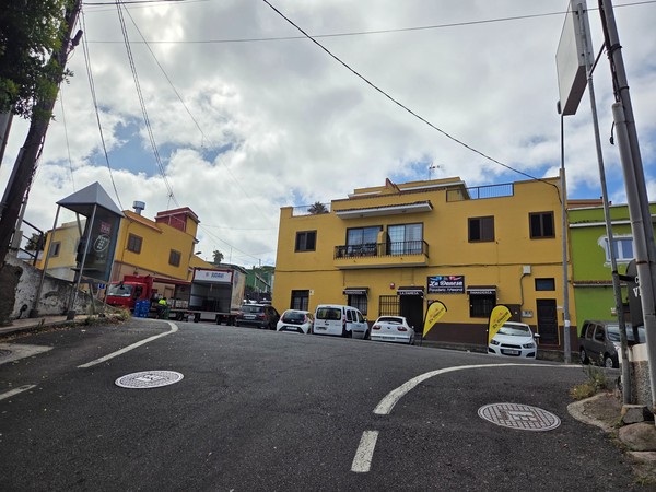 Fachada de la panadería La Danesa con reparto y actividad en la calle.