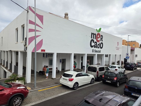 Fachada del Mercado Municipal de El Sauzal con acceso y aparcamiento a pie de calle.
