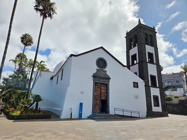 Fachada blanca y torre de cantería oscura de la iglesia de San Pedro en El Sauzal.